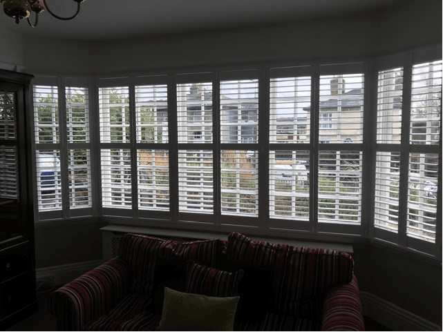 Wide curved bay with adjustable louvres